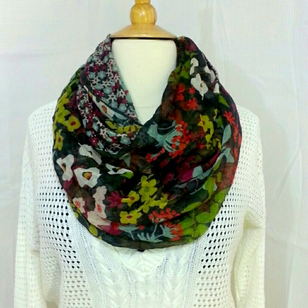 INFINITY LOOP Multicolor Scarf. NWT